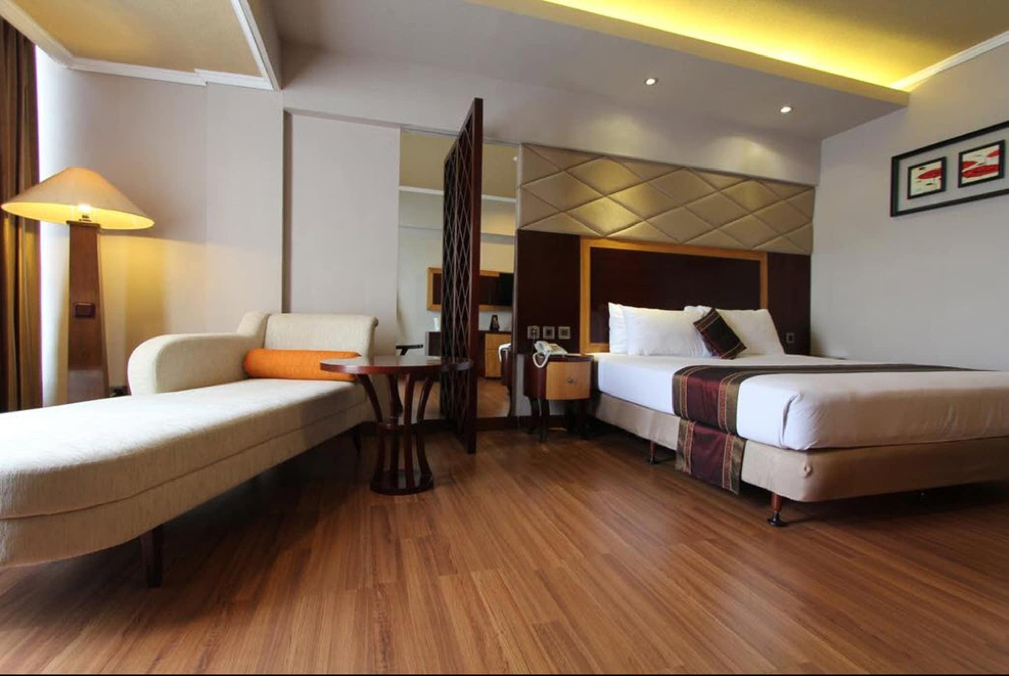 Regent'S Park Hotel Malang Exterior photo