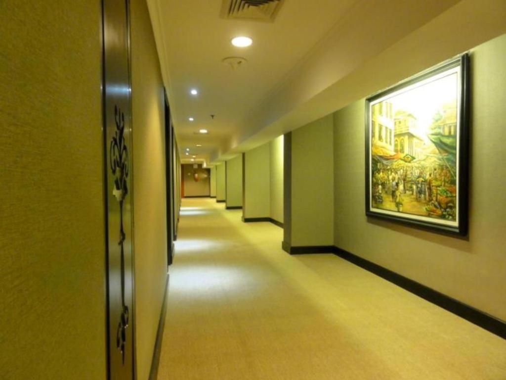 Regent'S Park Hotel Malang Exterior photo