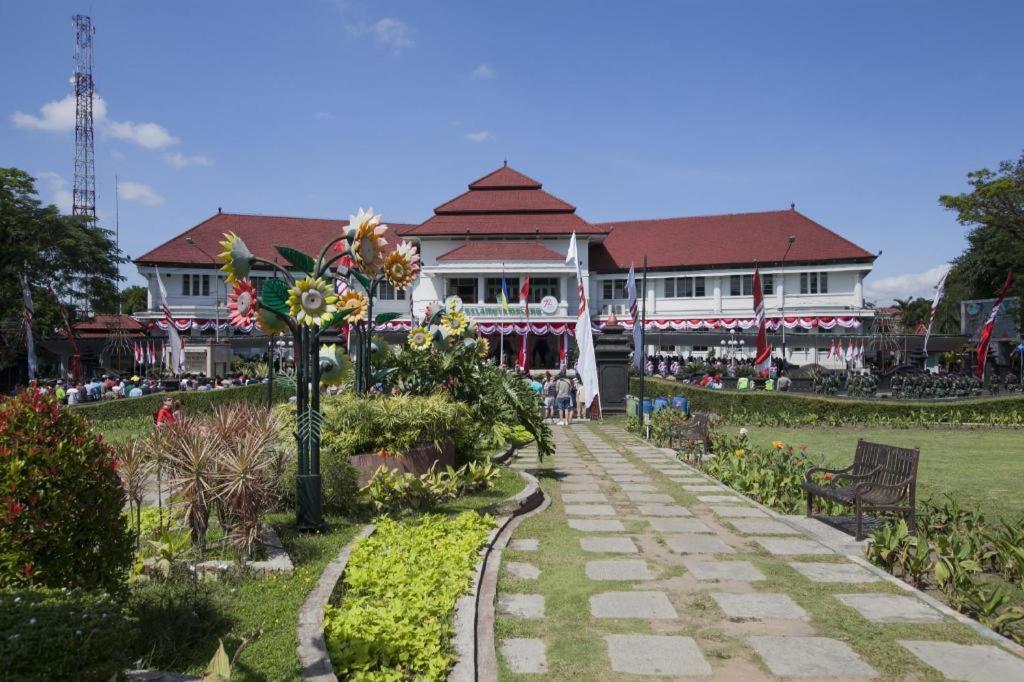 Regent'S Park Hotel Malang Exterior photo