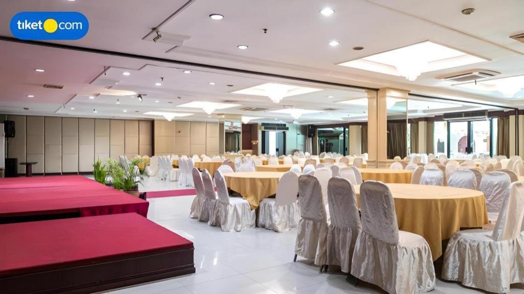 Regent'S Park Hotel Malang Exterior photo