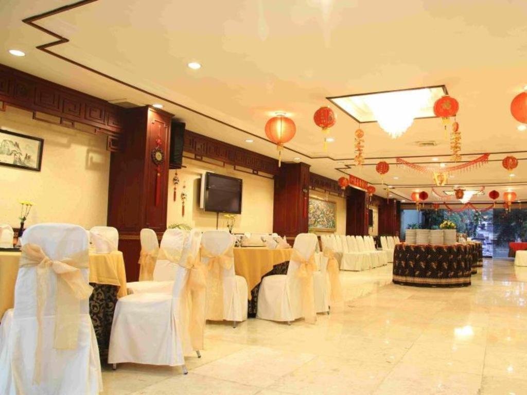 Regent'S Park Hotel Malang Exterior photo