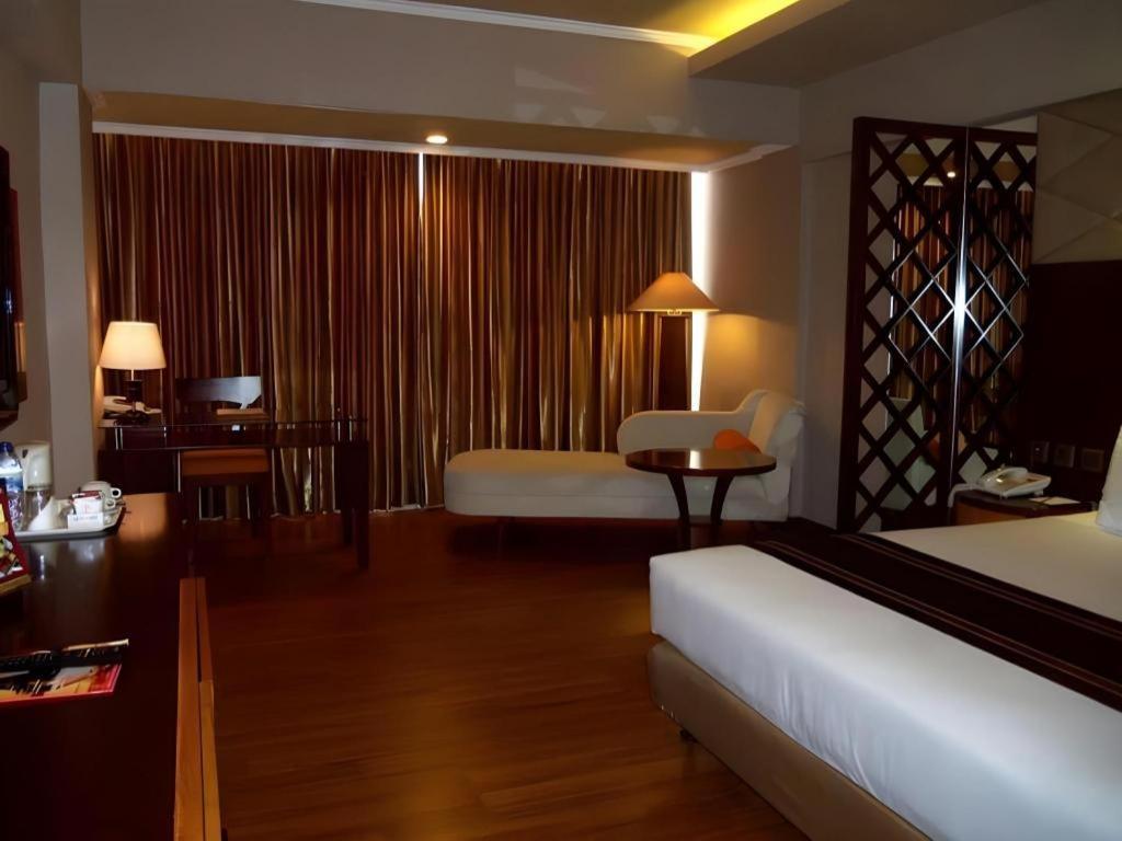 Regent'S Park Hotel Malang Exterior photo