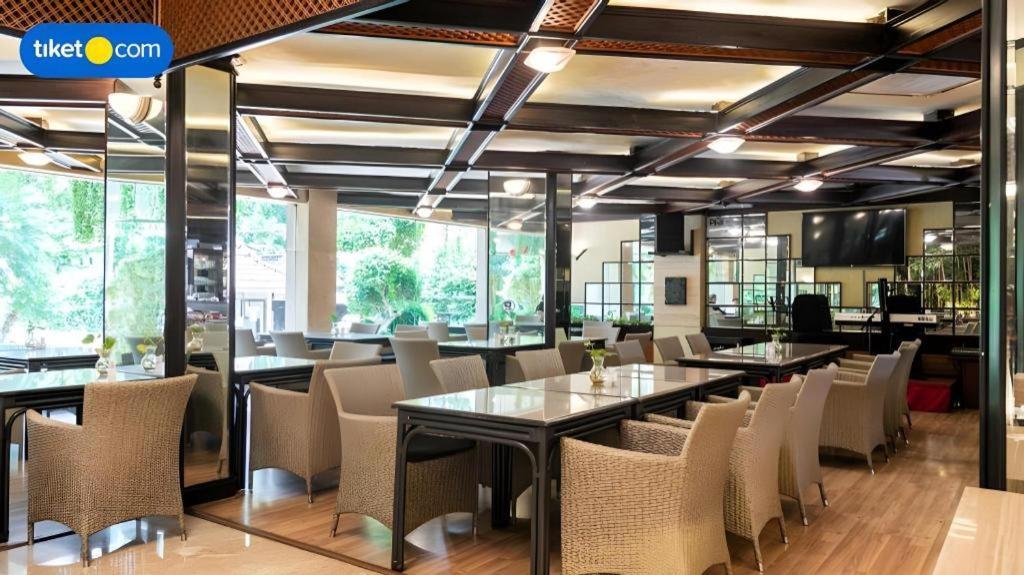 Regent'S Park Hotel Malang Exterior photo