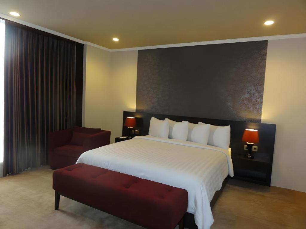 Regent'S Park Hotel Malang Exterior photo