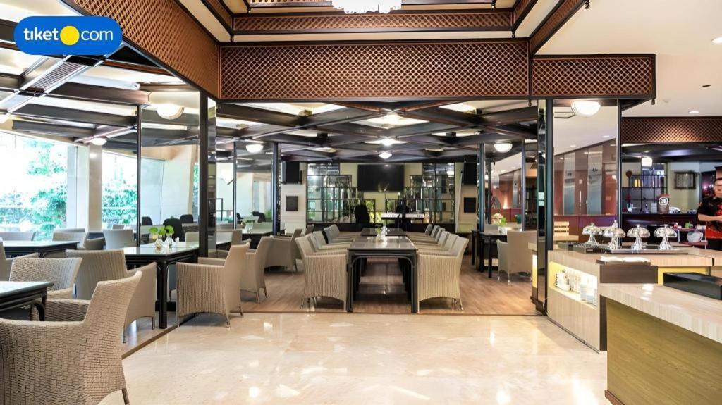Regent'S Park Hotel Malang Exterior photo
