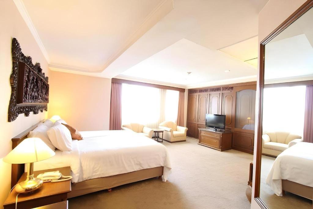 Regent'S Park Hotel Malang Exterior photo