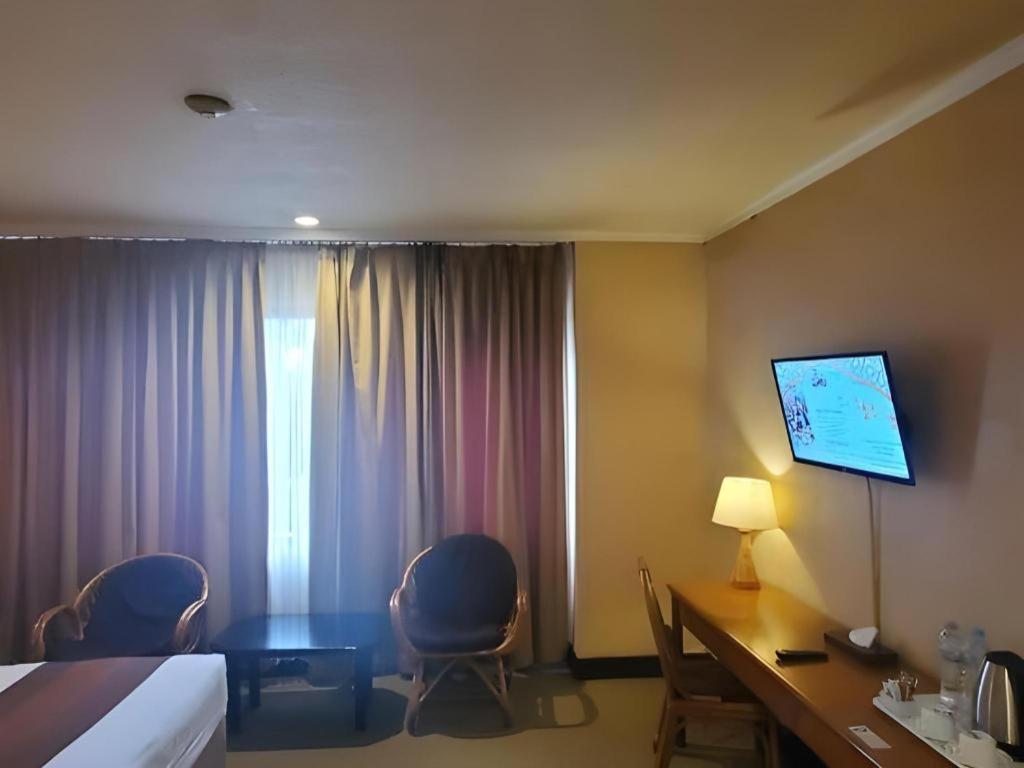 Regent'S Park Hotel Malang Exterior photo