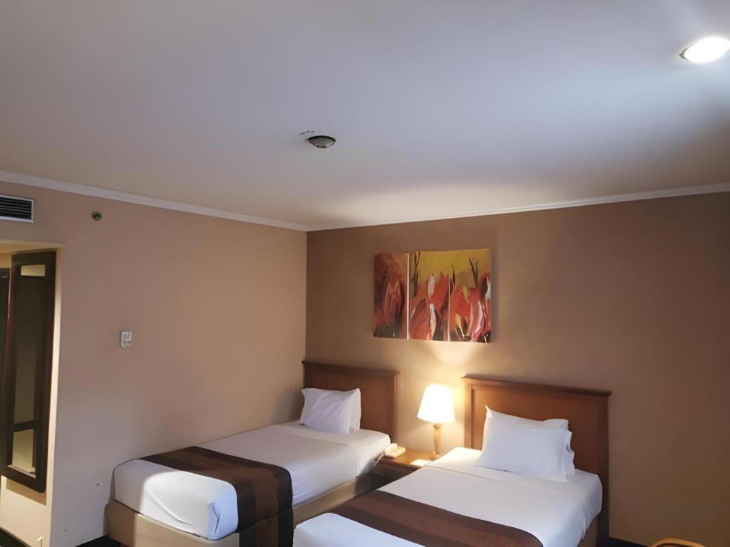 Regent'S Park Hotel Malang Exterior photo